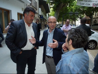 Joan Puigcercós i l'alcaldable d'ERC Joan Rabasseda parlen amb una ciutadana, ahir al vespre a Arenys de Munt. Q.P