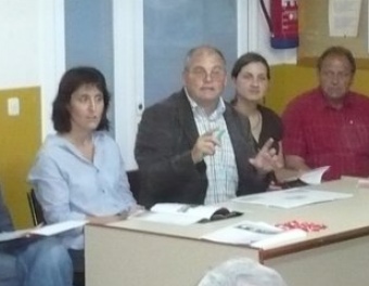 El míting dels socialistes, amb Josep López al capdavant, al local social de la Roqueta, ahir a la nit. A.V