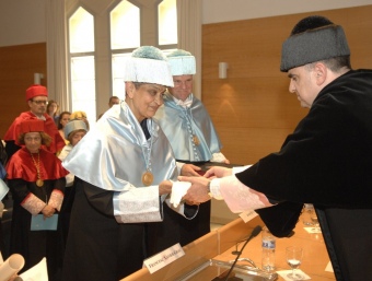 La professora Spivak amb el rector de la URV, Francesc Xavier Grau, en l'acte de distinció acadèmica. EL PUNT