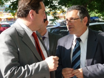 El conseller Pelegrí parla amb l'alcalde de Vilafranca, Pere Regull, abans de reunir-se amb el sector del vi C.M