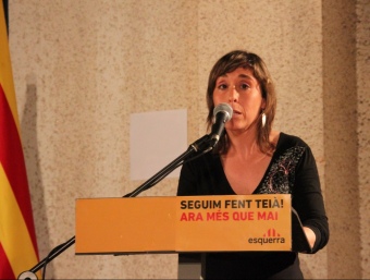 La cap de llista d'ERC a Teià, Emma Peiró, parla durant el míting d'ahir al vespre a La Unió. G.A