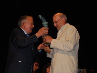 A la dreta de la imatge, el vilanoví Vicenç Carbonell recollint el premi Emili Giralt per la seva tasca de recerca L.M