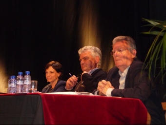 Ester Pujol (PSC), amb Enric Nolis (CiU) i Manuel Gonzalo (PP), durant el debat de candidats I. M