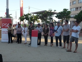 Jordi Ràmia envoltat dels components de la llista del PSC a Montgat, ahir a la plaça de les Mallorquines. M.MEMBRIVES