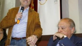 Sanllehí en un acte de la darrera campanya electoral agafant la ma a Jordi Pujol. LL. SERRAT