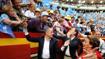 El candidat a la reelecció Francisco Camps i el líder dels populars espanyols Mariano Rajoy van omplir la plaça de toros de València EFE