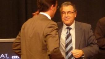 Pere Regull i Francisco Romero se saluden abans del debat electoral de Vilafranca A.M