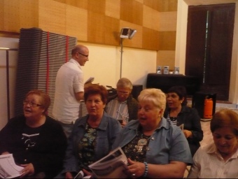 Rabasseda , al fons repartint programes entre el públic que va assistir a l'acte. E.F