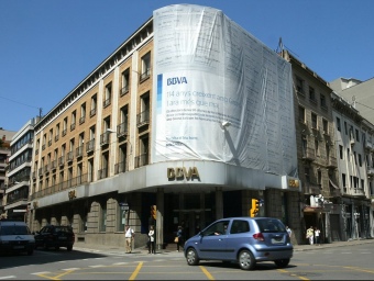 La lona de 180 m²que hi ha penjada a la façana del BBVA de la plaça Marqués de Camps de Girona per anunciar els 114 anys a la demarcació. JOAN SABATER