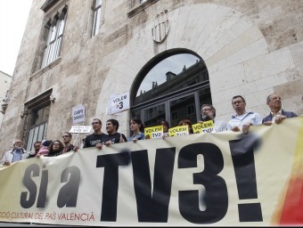 Concentració per TV3 a les portes del Palau de la Generalitat en complir-se tres mesos del cessament de la senyal JOSÉ CUÉLLAR