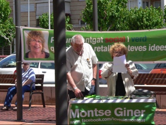 Montse Giner i Miguel Tomás, durant l'acte celebrat a la plaça de les Mallorquines. EL PUNT