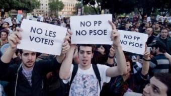 Alguns dels concentrats a la plaça de Catalunya exhibien cartells contra els partits ROBERT RAMOS