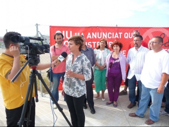 Abigail Garrido, ahir en una roda de premsa davant dels terrenys on havien d'instal·lar-se els mòduls del centre. M.L