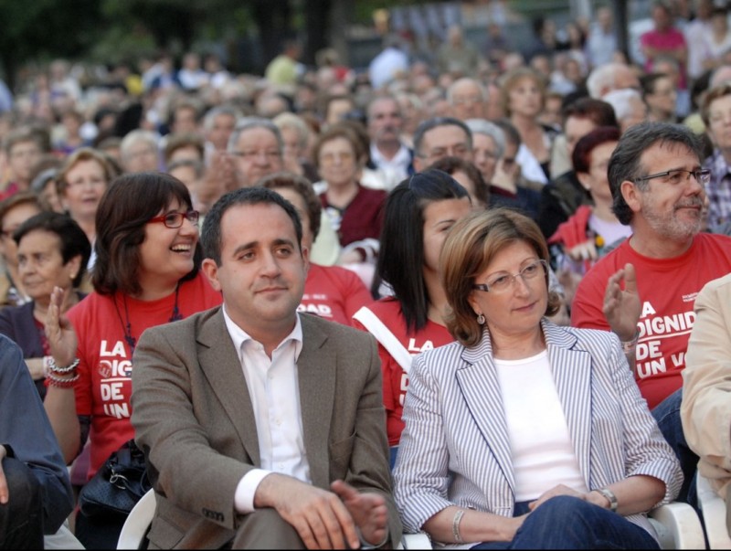 L'alcaldessa i el secretari general del PSPV en un míting a la localitat. ARXIU