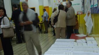Paperetes en un col·legi electoral de Vilanova i la Geltrú en una foto d'arxiu C.M