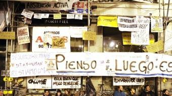 La Puerta del Sol i els seus voltants estan plens de pancartes amb els missatges més diversos PEDRO PALOU/ AFP