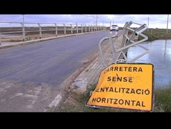 Fotograma de l'audiovisual on es veu la carretera de la Ràpita al Poblenou, on falta arreglar el tram que pertany a Amposta. EL PUNT