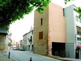 Imatge exterior de la torre restaurada de Ca Tatxó, a Alcover. JORDI RIBELLAS