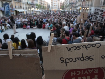 Imatge de l'assemblea de Tarragona, on els concentrats han penjat cartells reivindicatius a l'entrada de l'Ajuntament. J.C. LEÓN 