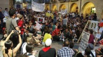 Gent protestant a la plaça del Vi de Girona després de sortir de la plaça de Catalunya. JOAN SABATER / J. CASAS / M. VICENTE