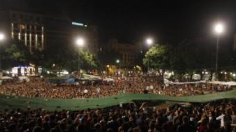 La plaça de Catalunya continuava ahir plena d'”indignants” a mitjanit, quan començava la jornada de reflexió ORIOL DURAN