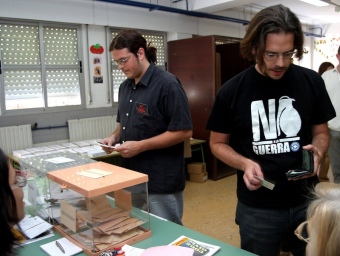 Uns votants valencians en una mesa electoral ARXIU