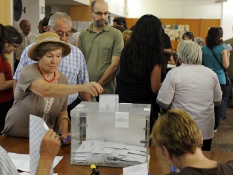 Una dona exercint el dret a vot al Raval de Barcelona en les eleccions municipals celebrades el maig passat J.LOSADA