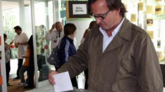 L'alcalde de Vic, Josep Maria Vila d'Abadal, exercint el seu dret a vot diumenge passat ACN