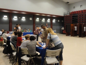 Gent votant al teatre auditori municipal de Móra d'Ebre EL PUNT