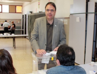L'alcaldable de CiU a Manresa, Valentí Junyent, exercia ahir el seu dret a vot en un col·legi electoral ACN