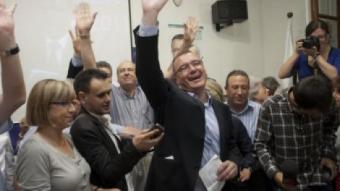 Carles Pellicer celebrant la victòria de CiU la nit de les eleccions des de la seu de la federació. TJERK VAN DER MEULEN