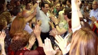 Manuel Bustos, ahir a la nit, celebrant el resultat electoral amb els militants socialistes sabadellencs E.A