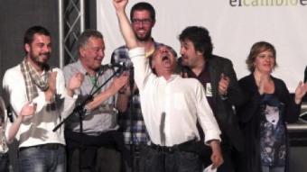 Martín Garitano (amb el puny alçat), celebrant amb altres candidats de Bildu els resultats electorals d'aquest diumenge JUAN HERRERO / EFE