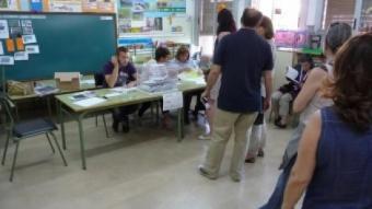 Cua d'electors al CEIP Sant Martí diumenge poc abans de les vuit del vespre. C.A.F