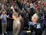 Etxeberria i Permach, representants de l'esquerra abertzale, saluden el públic en un acte de Bildu a Sant Sebastià EFE