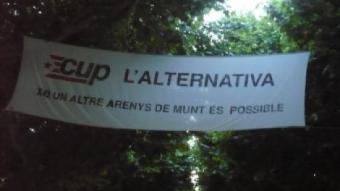 Una de la pancartes electorals de la CUP penjades als arbres de la riera. E. FERRAN