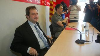 Jordi Hereu, alcalde en funcions, acompanyat de Carles Martí, primer secretari del PSC de Barcelona, en la compareixença pública d'ahir QUIM PUIG