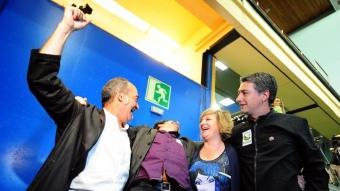 Garitano , alcaldable de Bildu a Sant Sebastià, alça el puny amb Urizar, Badiola i Matute. A la dreta Ares, Pastor i López (PSE). A baix, Bilbao abraça Azkuna davant Urkullu AFP / EFE