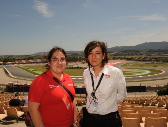 Anna Rovira, (a l'esquerra) amb Raquel Valladares del departament de Ticketing, aquest cap de setmana al circuit de Montmeló EL PUNT
