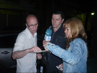 El candidat d'ERC, comentant els resultats la nit electoral per Ràdio Arenys de Munt. E.F