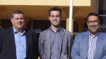 José Emilio Bertomeu, Lluís Soler i Gervasi Aspa, a la porta de l'Ajuntament de Deltebre unes setmanes abans de les eleccions. L.M