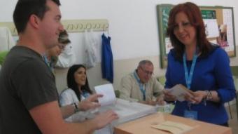 Carme Jàvega emet el seu vot en la jornada electoral de diumenge 22 de maig. CEDIDA
