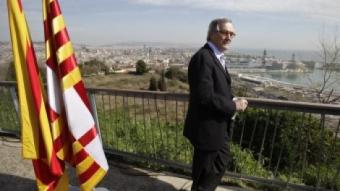 L'alcalde electe de Barcelona observa el port de la ciutat, just on vol fer el barri Blau@Ictínia, en un acte abans de la campanya ROBERT RAMOS