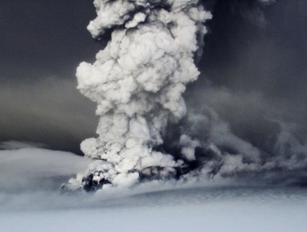 Columna de fum i cendres del volcà Grímsvoetn a la glacera Vatnajokull, al sud-est d'Islàndia. REUTERS