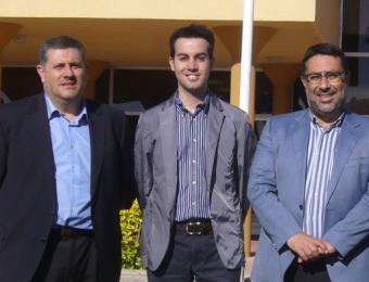 José Emilio Bertomeu, Lluís Soler i Gervasi Aspa, a la porta de l'Ajuntament de Deltebre unes setmanes abans de les eleccions. L.M