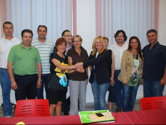 El futur govern, amb Rosa Fonoll, Mònica Miquel i Juani Navarrete al centre, ahir. ICV-EuiA, UC-Reagrupament i PP van presentar el pacte al Centre Social. M.L