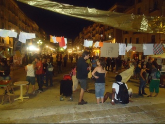 Imatge de l'acampada reivindicativa a la plaça de la Font de Tarragona.  G.P
