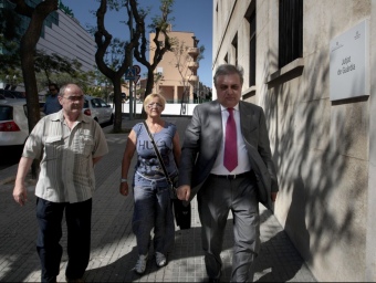 Els familiars dels desapareguts i el seu advocat, Pere Sutil (a la dreta), a punt d'entrar ahir a la tarda al jutjat de guàrdia on van posar la denúncia J. C. LEÓN