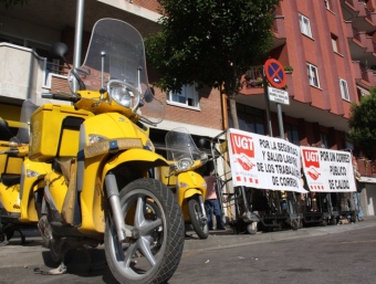 Pancartes a davant de la seu de Correus a Barberà del Vallès ACN