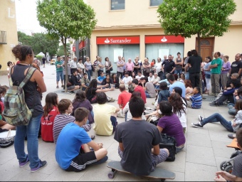 Imatge de l'assemblea de divendres dels indignats a la plaça Catalunya de Pineda de Mar T.M